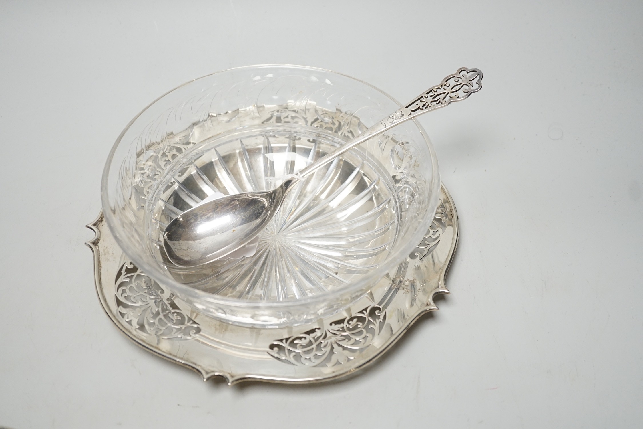 A George V pieced silver stand, with cut glass bowl and matching serving spoon, Hardy Brothers, Sheffield, 1924, stand diameter 24cm, 13.3oz.